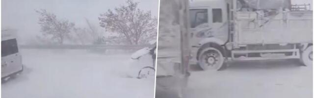 SNEG ZATRPAVA SVE PRED SOBOM, STOTINE HILJADA LJUDI BEZ STRUJE: Pogledajte kako izgleda stravična mećava koja je paralisala delove balkanske zemlje (VIDEO)