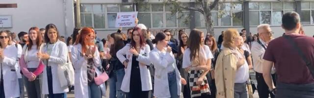 Dok profesor Volarević kaže da na predavanja dolazi „veliki broj studenata“, oni ga pitaju – zašto je na njegovim jednocifren broj