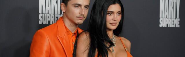 Bujne grudi samo što nisu ispale iz haljine: Kajli zapalila crveni tepih, a kad se okrenula svima popadale vilice (FOTO)