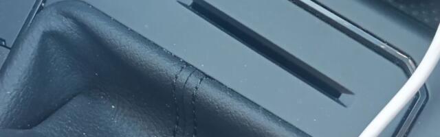 Čemu služi prorez pored menjača u VW?