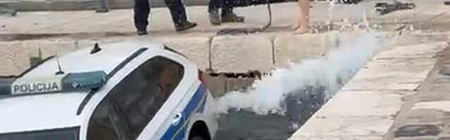 Bizarna drama u Hrvatskoj: Policajac skoknuo do bankomata, auto mu završio u moru (VIDEO)