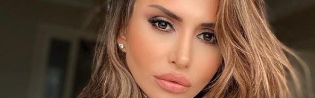 OVO JE MAJKA EMINE JAHOVIĆ! Retko se pojavljuje u JAVNOSTI, a pevačica je od nje nasledila LEPOTU! Evo kako IZGLEDA! /FOTO/