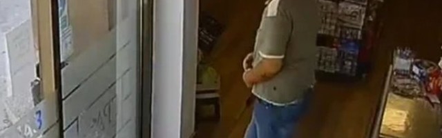 Porodica iz Batajnice usred noći zvala policiju: NEPOZNATI ČOVEK SE PARKIRAO U NAŠEM DVORIŠTU I ČUDNO SE PONAŠA! Odmah je uhapšen /VIDEO/