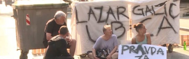 Građani od sinoć blokiraju ulicu na Karaburmi, zahtevaju pravdu za malog Stefana