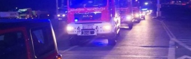 STANARI ZGRADE U VRČINU HITNO EVAKUISANI! Veliki požar, vatra bukti!