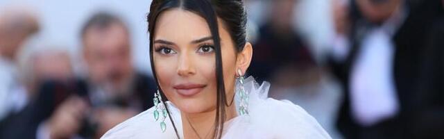 Gola u BAZENU - zadnjica viri na strane! Skinula se Kendal Džener i muškarcima NIJE DOBRO (FOTO)