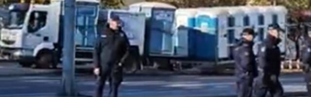 Počele pripreme za današnji skup naprednjaka ispred Skupštine (VIDEO)