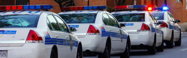 ŽENA IZBODENA DOK JE PRESVLAČILA SVOJU BEBU! Horor u toaletu tržnog centra - prišla joj s leđa i počela krvav pir!