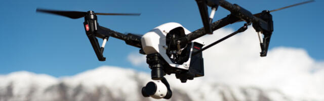 SKANDAL U BUDVI! Desetine dronova pada u more u sekundi, ljudi gledaju u neverici! (VIDEO)