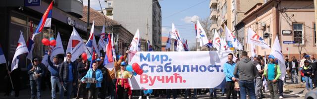 SNS Kragujevac osuđuje nošenje lutke u liku Aleksandra Vučića na protestu u Nišu u nedelju