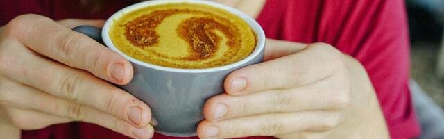 Zlatni late kod kuće: Tradicionalni indijski recept koji vašoj kafi daje snažan antioksidativni efekat
