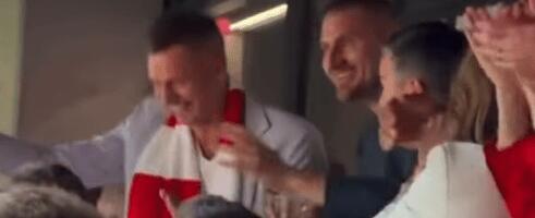 Pivo u ruci i slavlje: Nikola Jokić sa bratom gleda finale Lige šampiona (VIDEO)