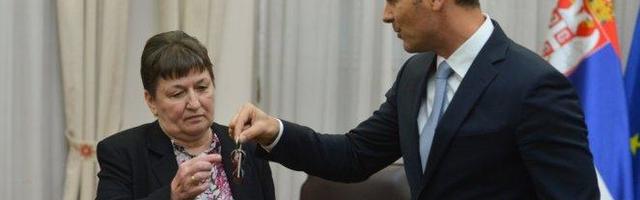 Gospođa Stanica je dobitnik stana nagradne igre Uzmi račun i pobedi! Siniša Mali uručio ključeve Smiljkovćima /FOTO/