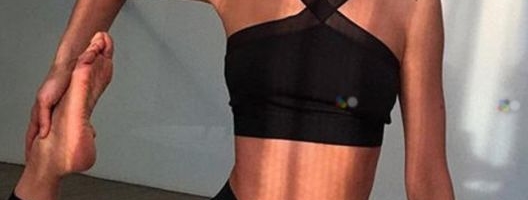 Potreban vam je krevet i jastuk: Najvažnija vežba Irine Shayk za oblikovanje tela