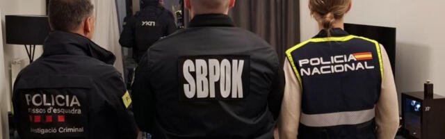 RUGAO SE POLICIJI DOK SU GA HAPSILI U ŠPANIJI! Isplivao bizaran snimak "Vračarca", pokazao tri prsta sa lisicama na rukama