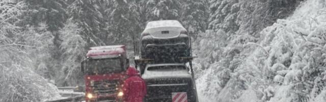 Vejavica ne prestaje! Ovaj srpski grad zatrpan snegom, evo kakva će noć biti u Beogradu (VIDEO)