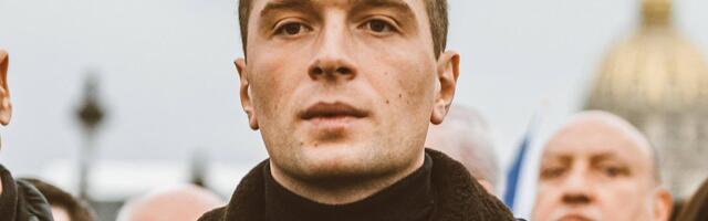 DOBIO JAJE U GLAVU: Francuski politar pogođen dok je potpisivao knjige (VIDEO)