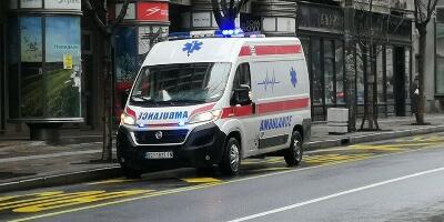 Teška nezgoda u centru BG: Sudar dva vozila, jedno završilo na krovu