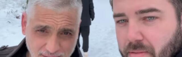 Pao poljubac ispred crkve - Čeda Jovanović i Aca Kos zagrljeni čestitali Božić (VIDEO)