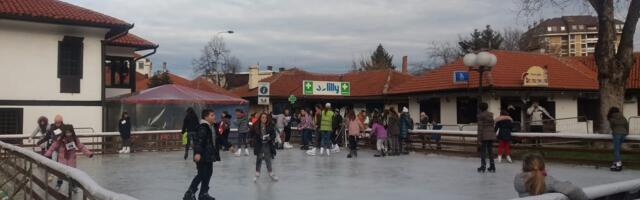 Besplatno klizanje u Leskovcu od petka, organizovana i škola klizanja za početnike
