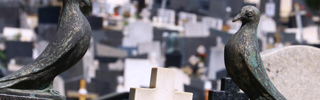 Kako pravilno paliti sveće na groblju i šta nikako ne ostavljati za sobom? Ova pravila veoma su važna