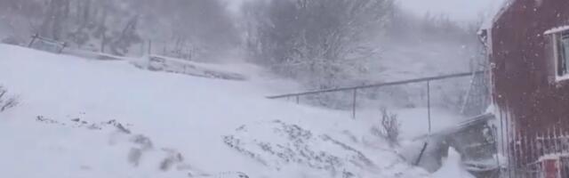 POGLEDAJTE SNIMKE SNEGA U HRVATSKOJ, SVE SE ZABELELO USRED MARTA: Zimske službe na terenu, vozačima se savetuje oprez (FOTO/VIDEO)