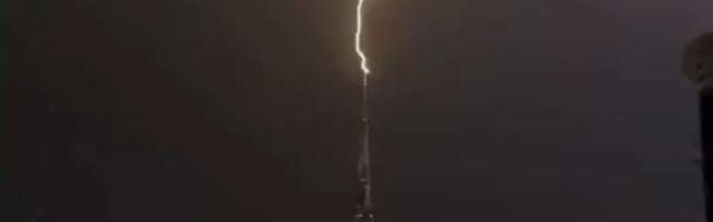 Nebo se otvorilo nad Dubaijem! Grom spržio vrh Burdž Kalife, snimak od kog zastaje dah (VIDEO)