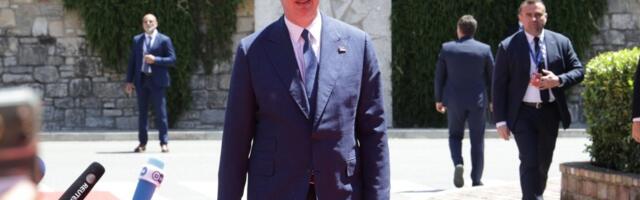 ''Pobrkali su me sa nekim mnogo visokim'' - Vučić nasmejao novinare u Tivtu odgovorom o duvanskoj mafiji