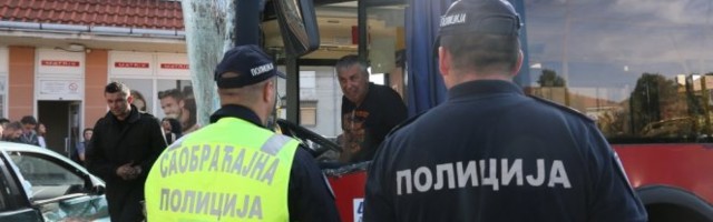 VOZAČ AUTOBUSA KOJI JE ULETEO NA DEČJE IGRALIŠTE PUŠTEN NA SLOBODU! U isto vreme povređena devojčica izašla iz bolnice!