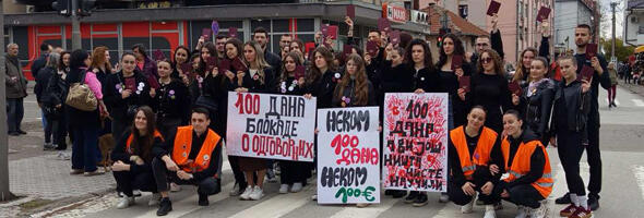 Kragujevčani 54. put na raskrsnici kod "Uzora" odali poštu žrtvama novosadske tragedije (FOTO)