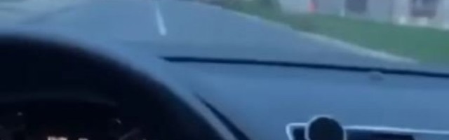 SUMANUTA VOŽNjA PORED ŠKOLE! Snimak bahaćenja iz Novog Pazara razbesneo građane, snimali se tokom trkanja? (VIDEO)