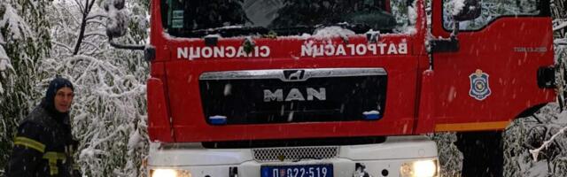 Vatrogasci i zaposleni u JKP-u u Bajčetini i Dulenima uklanjaju drveće sa puta