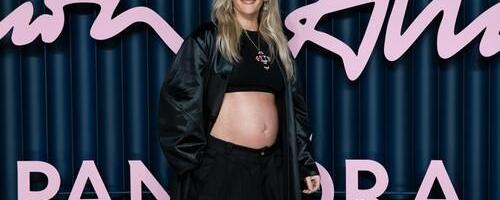 Pevačica čeka dete s 10 godina mlađim partnerom: Prošetala stomačić na crvenom tepihu, čestitke pljušte (FOTO)