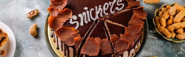Snikers torta – raskošna poslastica sa kikirikijem i čokoladom