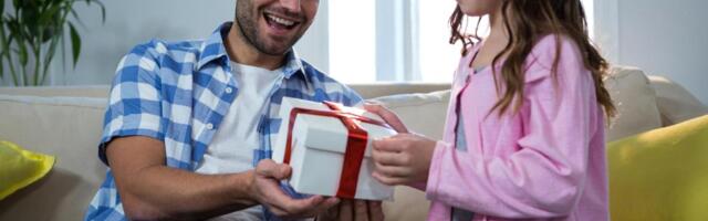 Danas je veliki porodični praznik: Deco, vežite svoje tate! A vi tate, spremite poklone