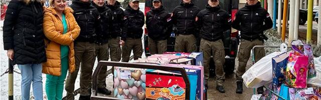 Niški žandarmi i ove godine doneli paketiće mališanima na dečijim klinikama