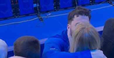 OVO SU LEPE ŽENE ZLATNIH VATERPOLISTA! Bodrile ih sa tribina u posebnim majicama, a on je pravo iz bazena njoj poletio u zagrljaj! FOTO