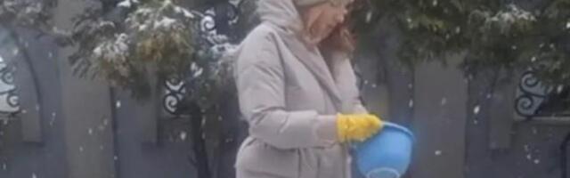 BILJA JEVTIĆ OBAVLJA POLJOPRIVREDNE RADOVE DOK PADA SNEG: Ima savršen trik kako da vam trava bude zelenija na proleće