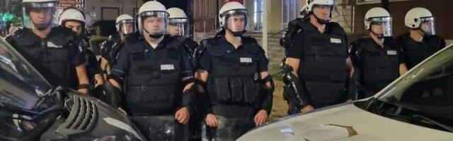 Maskirani kriminalci od jutros tuku novinare – policija ih ne privodi