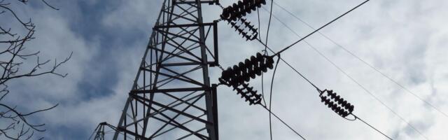 "UNIŠTAVA KRVNE SUDOVE, KOŽU, ŽIVCE..." Dečak se popeo na TRAGO STANICU I DOTAKAO ŽICU, sada mu se bore za život!