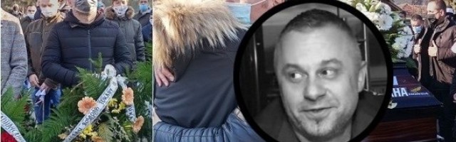 SAHRANJEN BOJAN ZLATANOVIĆ TOKAN! Majka JECALA na grobu: "Sine, OTPEVAJ MI JEDNU PESMU!" Estrada se okupila, svi u SUZAMA (FOTO)