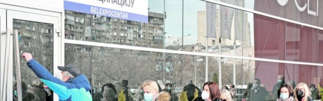 (FOTO) OPŠTI HAOS! Evo kako je to u Hrvatskoj (EU),  a evo kako se vakciniše u Srbiji