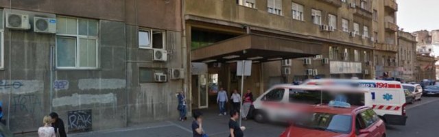 MARIJA POČELA DA SE PORAĐA NASRED ULICE Stigla do GAK "Narodni front", ali od bolova nije mogla da izađe iz automobila