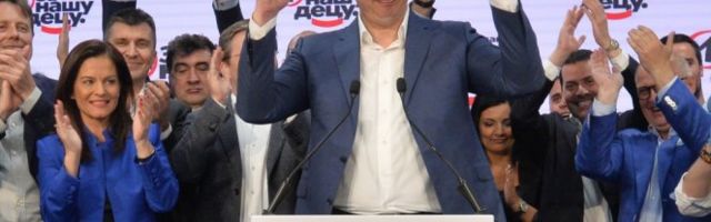 (EKSKLUZIVNI VIDEO) Pogledajte kako Vučić iza zatvorenih vrata slavi sa najbližim saradnicima!