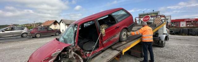 POVREĐENI MUŠKARAC HITNO PREVEZEN NA VMA! Iz smrskanog automobila izvučen sa VIŠESTRUKIM PRELOMIMA!