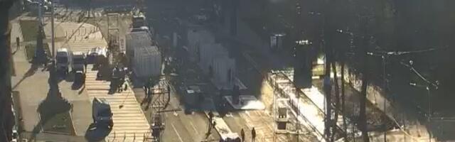 POČELO UKLANJANJE ŠATORA ISPRED SKUPŠTINE: Šta se trenutno dešava u "Ćacilendu" (FOTO)