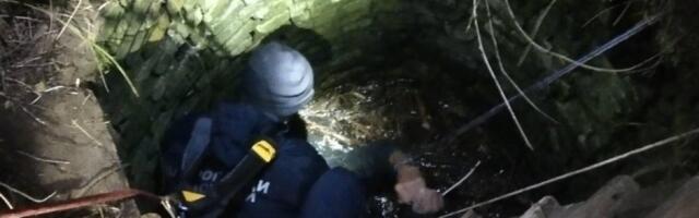 Brzom intervencijom sprečena tragedija: Čovek šetao psa, pa upao u bunar (FOTO)