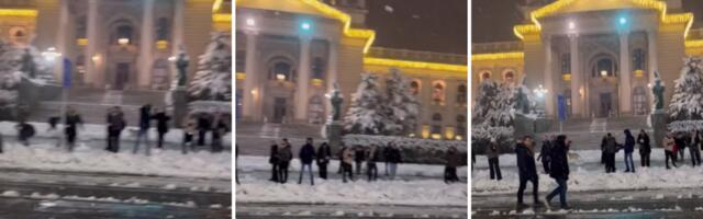 (VIDEO) Blokaderska blamaža: Pozvali na grudvanje ispred Skupštine - evo koliko ih se skupilo