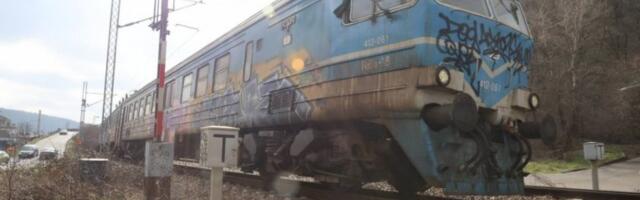 VOZ UDARIO U AUTOMOBIL! Dvoje povređenih na pružnom prelazu u Požarevcu!