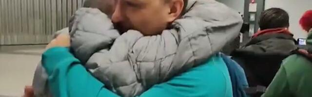 Otac slomljen od emocija grlio sina koji je stigao iz Dubaija: Ovo su prizori koji su rasplakali i najjače